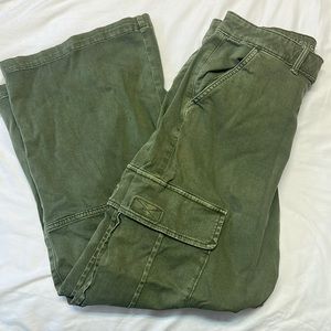 American Eagle Wide Legged Green Cargo Pants: incredible stretch: Size 10 Short